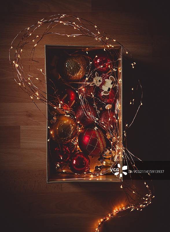 桌子上的圣诞装饰品俯视图，印度尼西亚图片素材