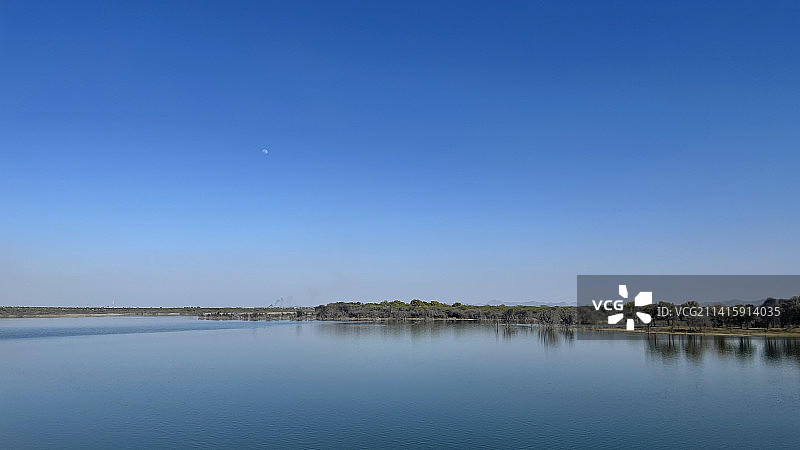 印度拉贾斯坦邦阿克里蓝天下的湖泊风光图片素材