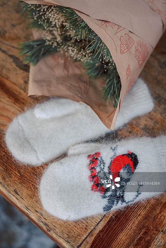 桌子上的圣诞节装饰品俯视图，爱沙尼亚图片素材