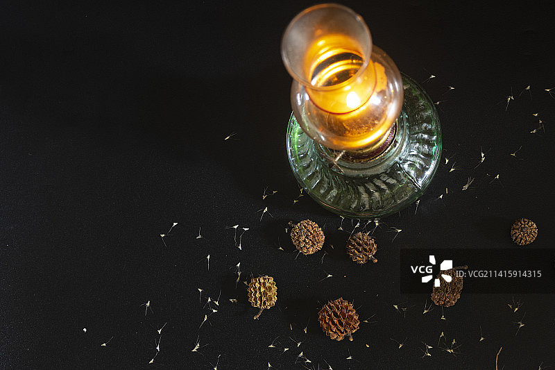 黑色背景上的传统火焰灯笼，印度尼西亚泗水图片素材