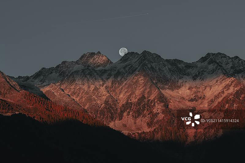 印度尼西亚夜间晴空下的壮丽山景图片素材