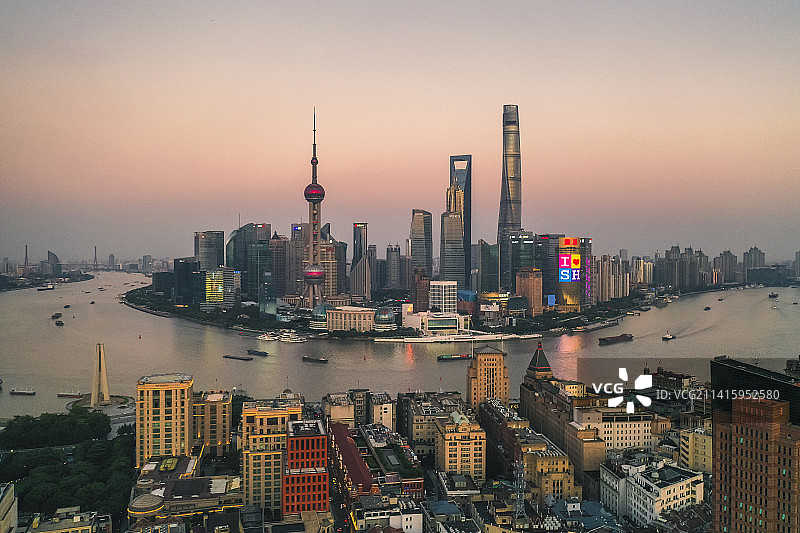 上海黄浦江两岸陆家嘴华灯初上航拍图片素材