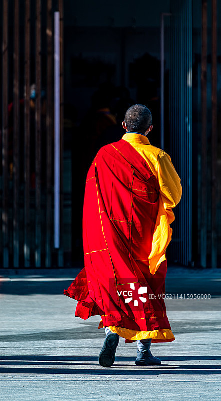 上海嘉定安亭菩提禅寺里披着袈裟行走普渡法堂的僧人图片素材