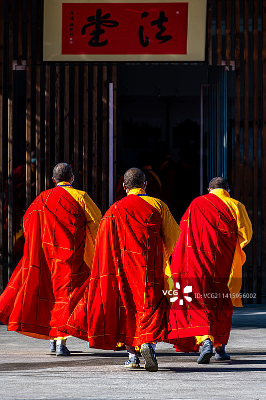 上海嘉定安亭菩提禅寺里披着袈裟行走普渡法堂的僧人图片素材