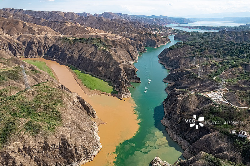 甘肃临夏永靖刘家峡水库黄河洮河交汇处泾渭分明图片素材