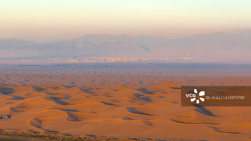 腾格里沙漠风光沙漠营地图片素材