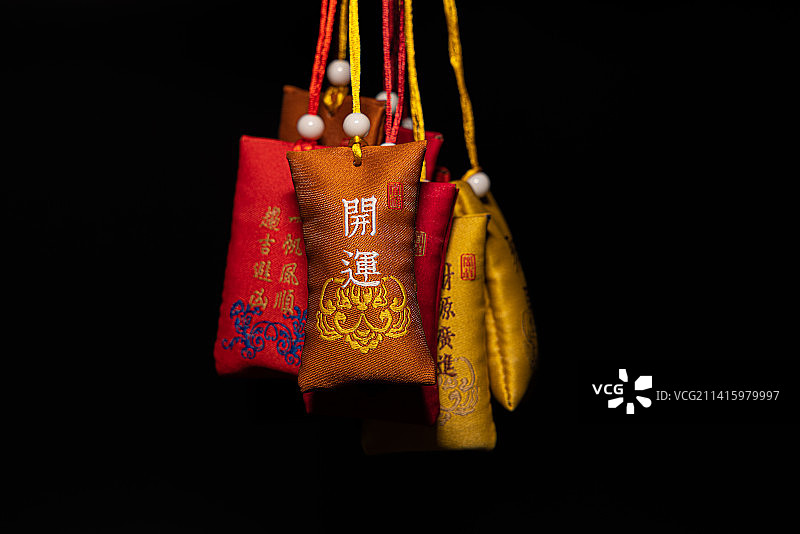 传统佩饰：驱虫防疫的中药材香囊图片素材