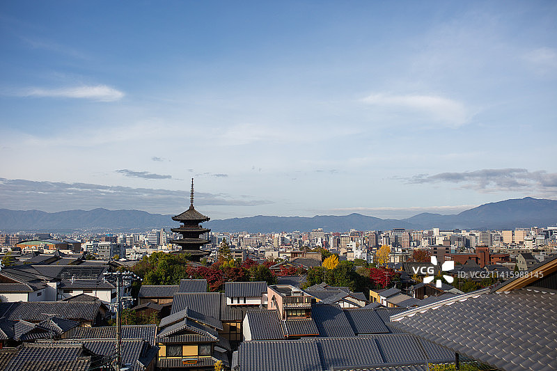 蓝天白云下的京都八坂塔图片素材