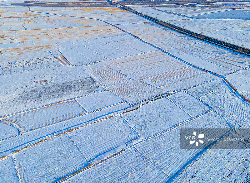 航拍东北雪后田地图片素材