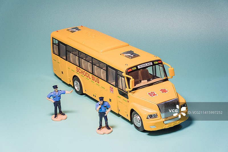 微缩摄影校车与交警图片素材
