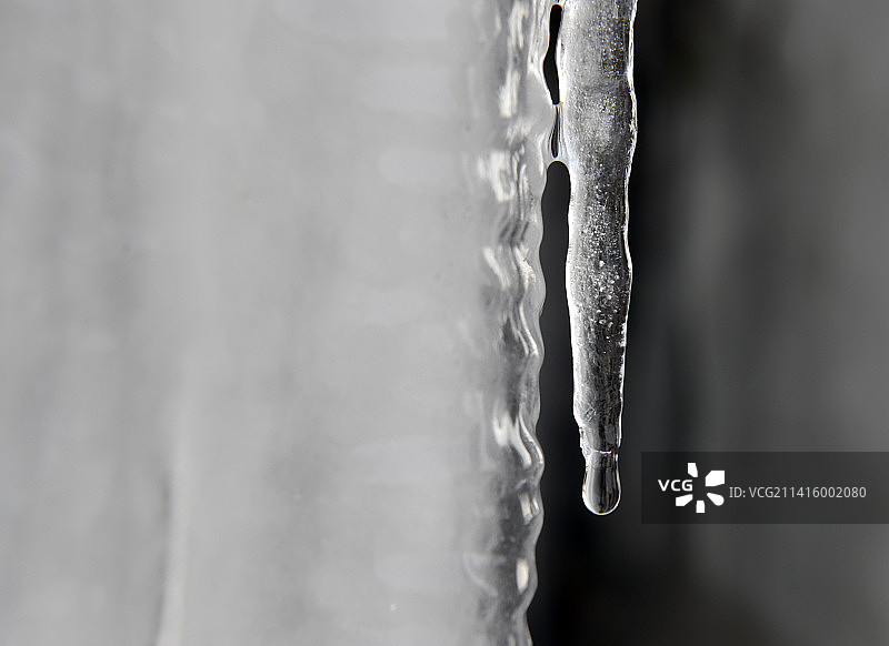 山东枣庄山亭区徐庄镇梅花河畔晶莹剔透的冰瀑、冰柱美景图片素材