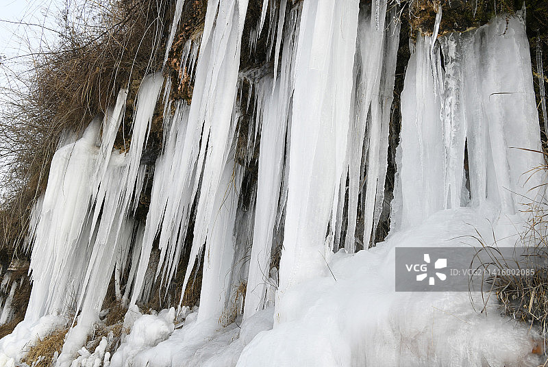 山东枣庄山亭区徐庄镇梅花河畔晶莹剔透的冰瀑、冰柱美景图片素材