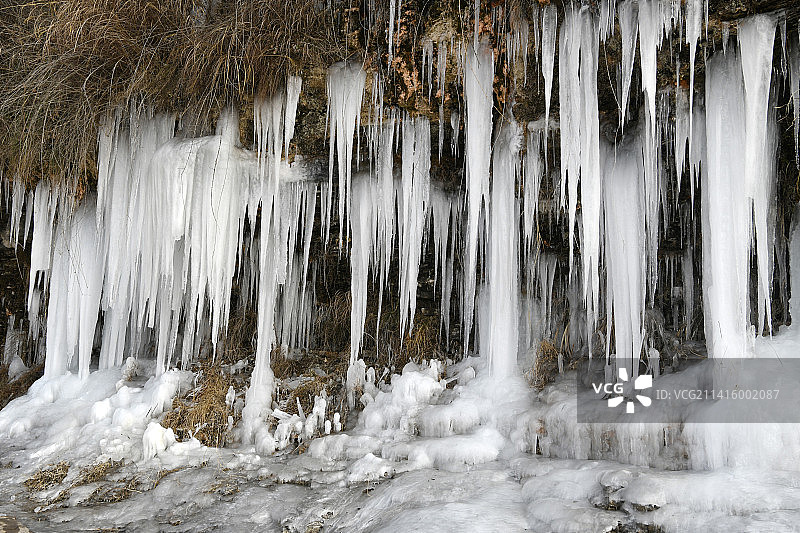 山东枣庄山亭区徐庄镇梅花河畔晶莹剔透的冰瀑、冰柱美景图片素材