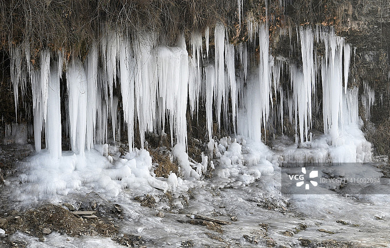 山东枣庄山亭区徐庄镇梅花河畔晶莹剔透的冰瀑、冰柱美景图片素材