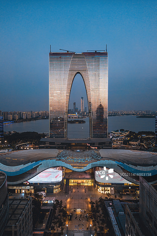 苏州城市夜景风光：东方之门苏州中心广场图片素材