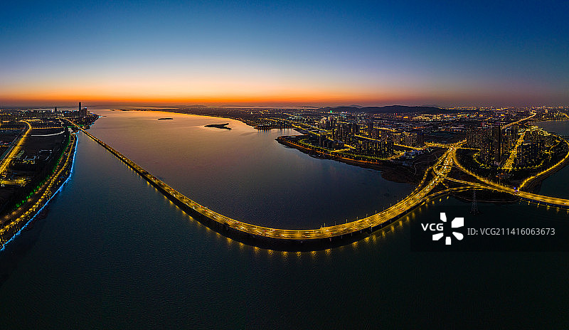 江苏苏州太湖苏州湾大桥傍晚航拍图片素材