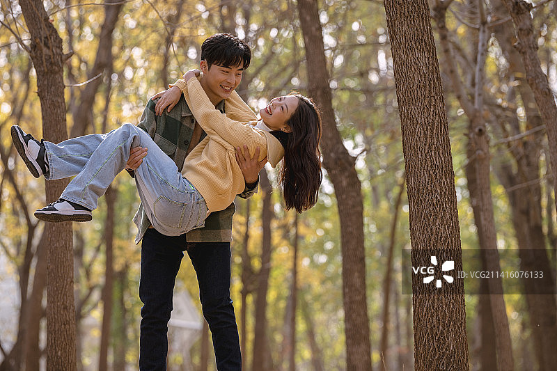 情侣在公园玩耍图片素材