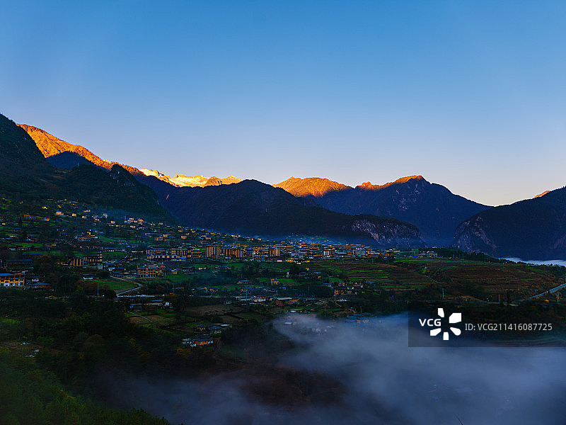 清晨金山下的丙中洛图片素材