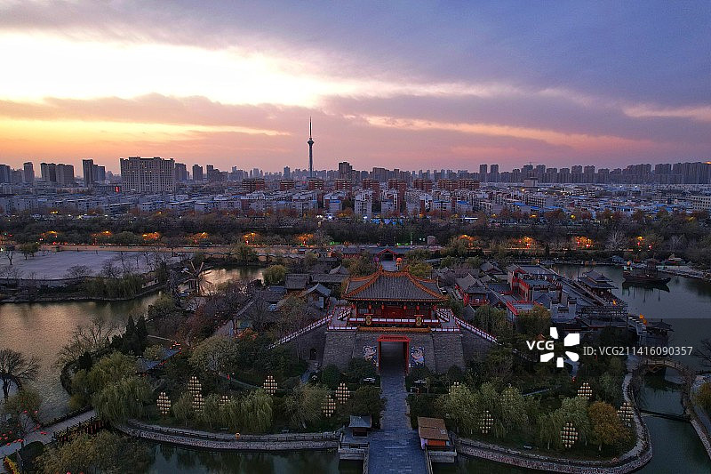 落日余晖下的清明上河园上善门图片素材