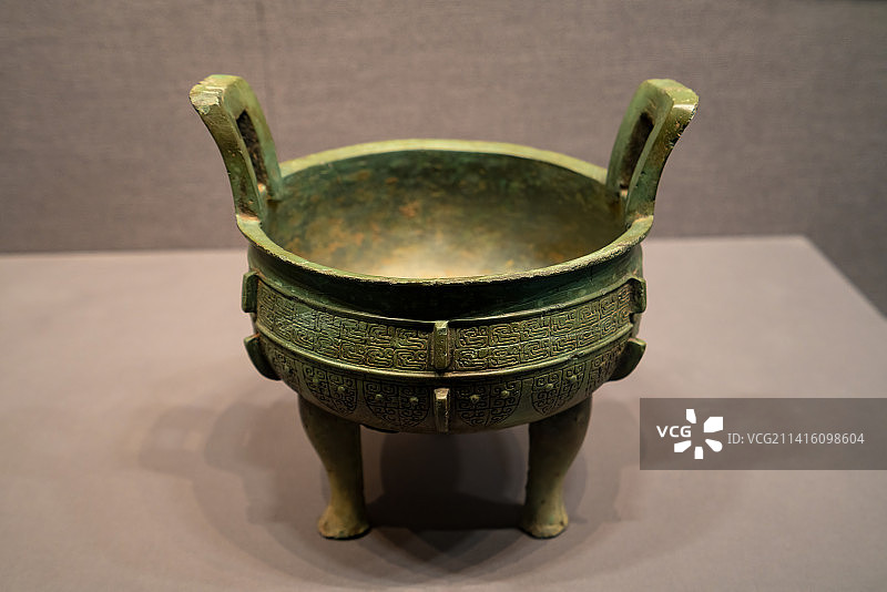 湖北荆州博物馆馆藏文物天门出土西周云雷纹鼎图片素材