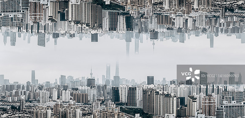 雾霾笼罩下的上海城市逆世界图片素材