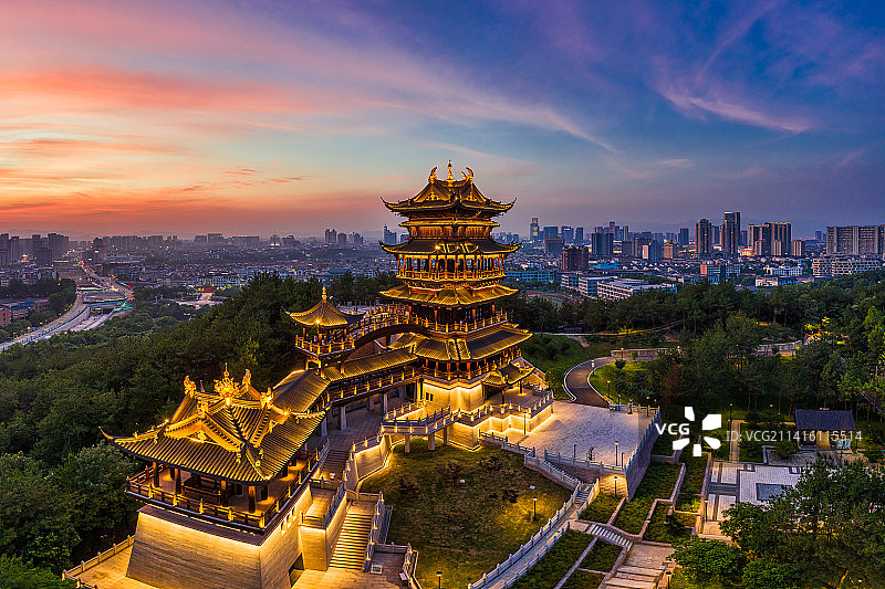 浙江义乌鸡鸣阁晚霞夜景航拍图片素材