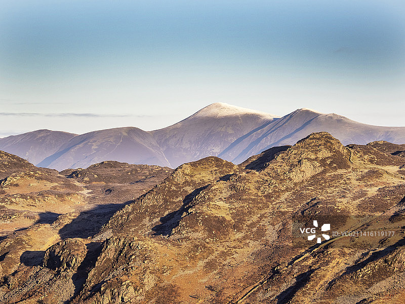 在寒冷的早晨，从英国湖区Borrowdale的Eagle Crag眺望Skiddaw图片素材
