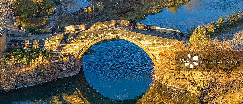 沙溪古镇 玉津桥 黑惠江 夕阳和树影 石拱桥夕照 世界文化遗产 滇西北茶马古道 云南剑川县图片素材