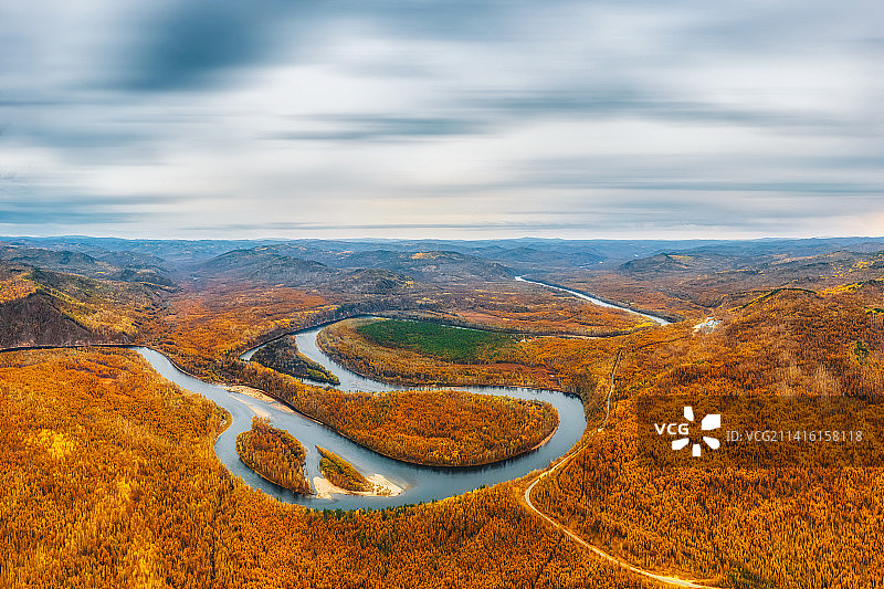 内蒙古呼伦贝尔市额尔古纳市莫尔道嘎国家森林公园白鹿岛景区秋季户外风光航拍图片素材