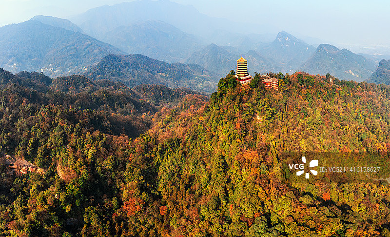 中国四川成都青城山老君阁冬季彩林风光航拍图片素材