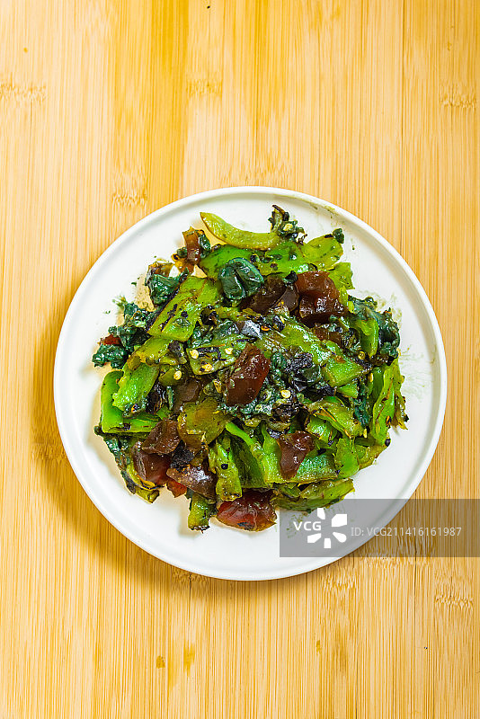 桌子上的湖南擂椒皮蛋图片素材