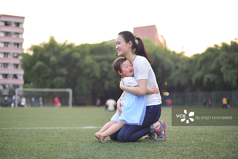 妈妈和宝宝在草地上玩耍图片素材