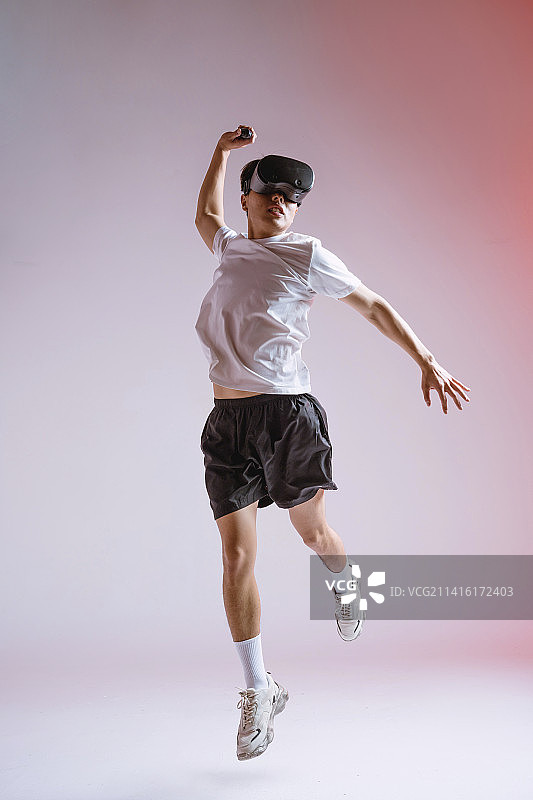 青年男子在玩VR游戏图片素材