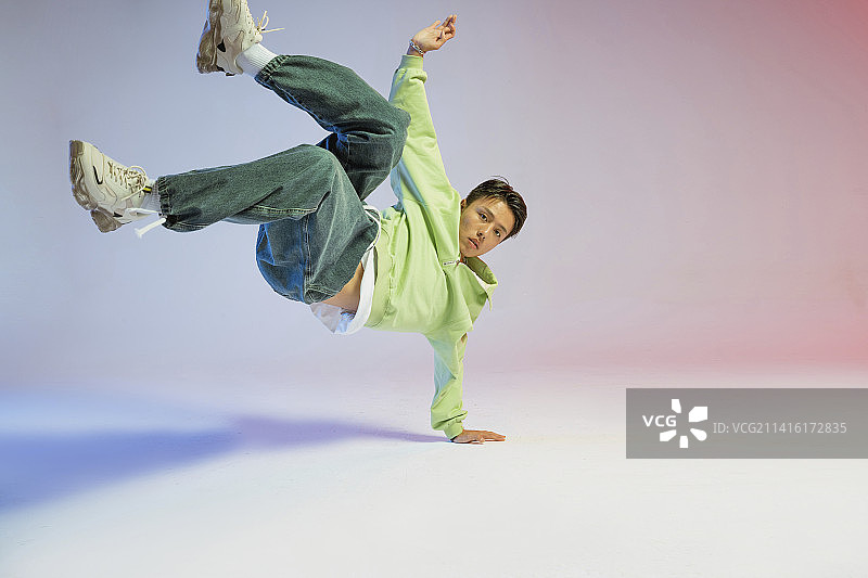 街舞青年图片素材