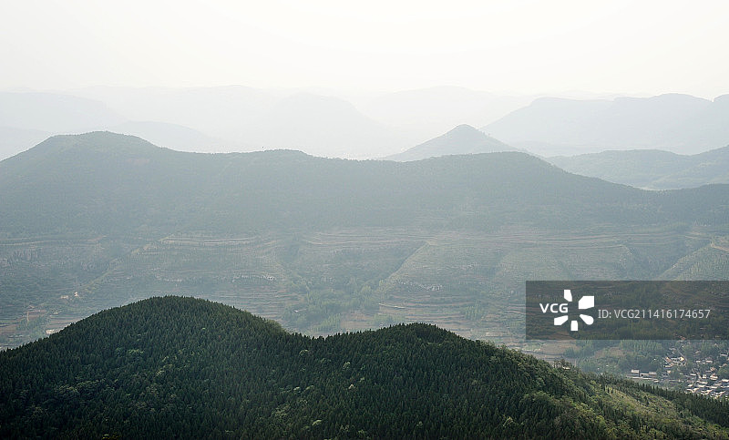 山东枣庄山亭区连绵的青山图片素材
