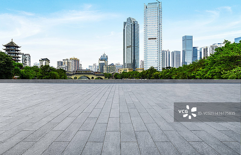 汽车广告背景图，空的地面和城市城市天际线图片素材