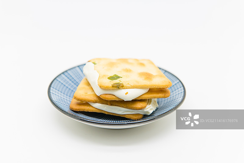 在静物棚拍摄的夹心饼干图片素材