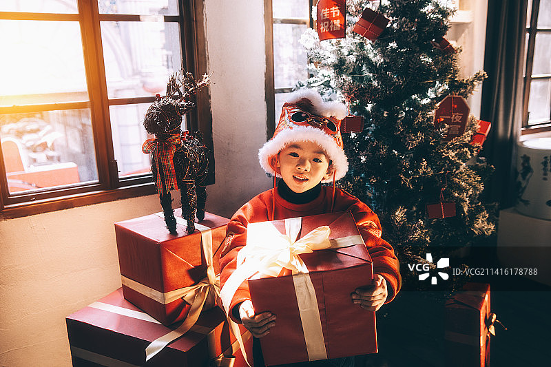 可爱的小男孩和新年礼物图片素材