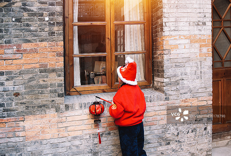 可爱的小男孩和新年礼物图片素材