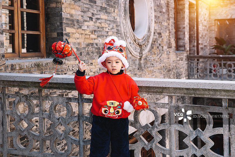 可爱的小男孩和新年礼物图片素材