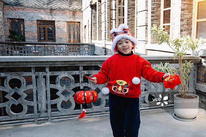 可爱的小男孩和新年礼物图片素材