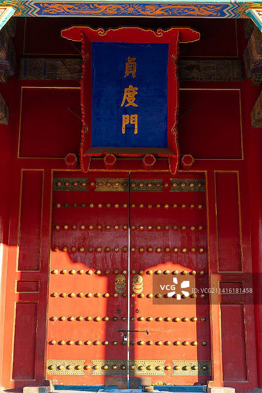 日出时分金色阳光光影照在故宫贞度门图片素材