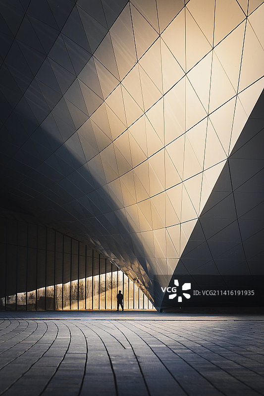 光影下的几何建筑图片素材