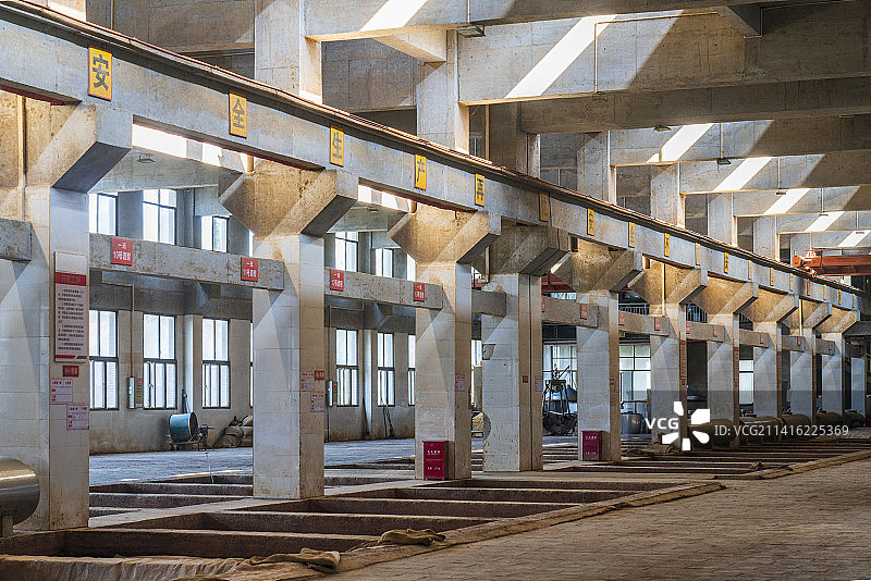 贵州省遵义市怀仁市茅台镇酱香型白酒酿酒工厂酿酒车间发酵池室内场景图片素材