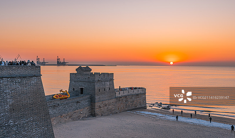 山海关老龙头新年日出舞龙图片素材