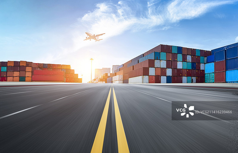 汽车广告背景图，公路和集装箱码头图片素材