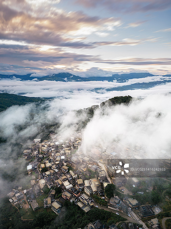 云南普洱景迈山茶山景迈大寨的云海日出图片素材