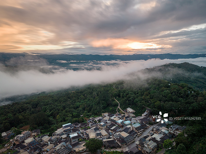云南普洱景迈山茶山景迈大寨的云海日出图片素材