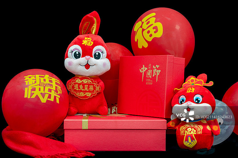 红色布偶兔子和新年快乐礼盒图片素材