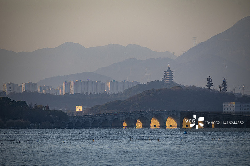 杭州湘湖政和桥金光穿洞风光图片素材